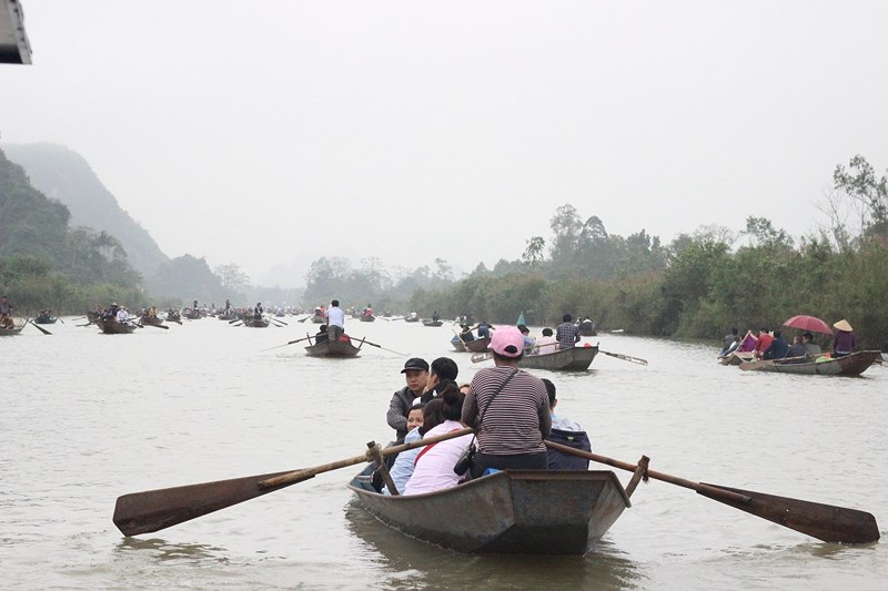 Đua nhau ngửa cổ, giơ tay hứng ‘nước thánh’ chùa Hương